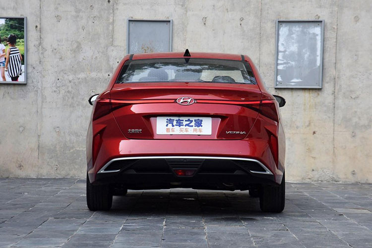 Hyundai cũng đã cải tiến thiết kế bên sườn của Accent với bộ vành hợp kim 16 inch mới, phối 2 màu tương tự loại dùng cho SUV cỡ B ix25 2020. Đằng sau, Hyundai Accent 2020 được bổ sung cụm đèn hậu nối liền với nhau nhưng có thiết kế không đẹp bằng loại trên 2 người anh em Lafesta và Sonata mới.