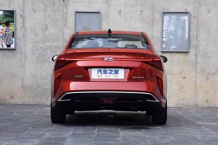 Hyundai cũng đã cải tiến thiết kế bên sườn của Accent với bộ vành hợp kim 16 inch mới, phối 2 màu tương tự loại dùng cho SUV cỡ B ix25 2020. Đằng sau, Hyundai Accent 2020 được bổ sung cụm đèn hậu nối liền với nhau nhưng có thiết kế không đẹp bằng loại trên 2 người anh em Lafesta và Sonata mới.