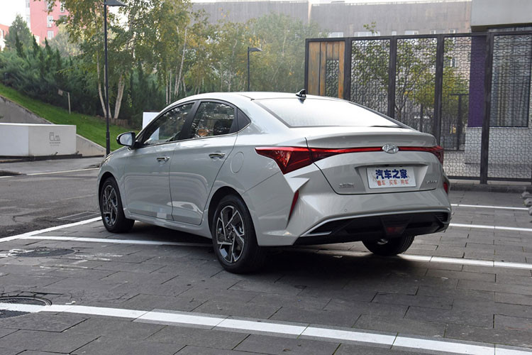 Cung cấp sức mạnh cho Hyundai Accent 2020 tại Trung Quốc là động cơ xăng 4 xi-lanh, dung tích 1,4 lít, tạo ra công suất tối đa 100 mã lực tại tua máy 6.000 vòng/phút và mô-men xoắn cực đại 132 Nm tại tua máy 4.000 vòng/phút như cũ. Động cơ này kết hợp với hộp số sàn 6 cấp hoặc CVT tùy chọn. Trong khi đó, động cơ xăng 4 xi-lanh, dung tích 1,6 lít và hộp số tự động 6 cấp cũ đã bị loại bỏ.