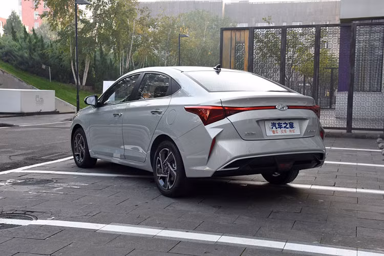 Cung cấp sức mạnh cho Hyundai Accent 2020 tại Trung Quốc là động cơ xăng 4 xi-lanh, dung tích 1,4 lít, tạo ra công suất tối đa 100 mã lực tại tua máy 6.000 vòng/phút và mô-men xoắn cực đại 132 Nm tại tua máy 4.000 vòng/phút như cũ. Động cơ này kết hợp với hộp số sàn 6 cấp hoặc CVT tùy chọn. Trong khi đó, động cơ xăng 4 xi-lanh, dung tích 1,6 lít và hộp số tự động 6 cấp cũ đã bị loại bỏ.