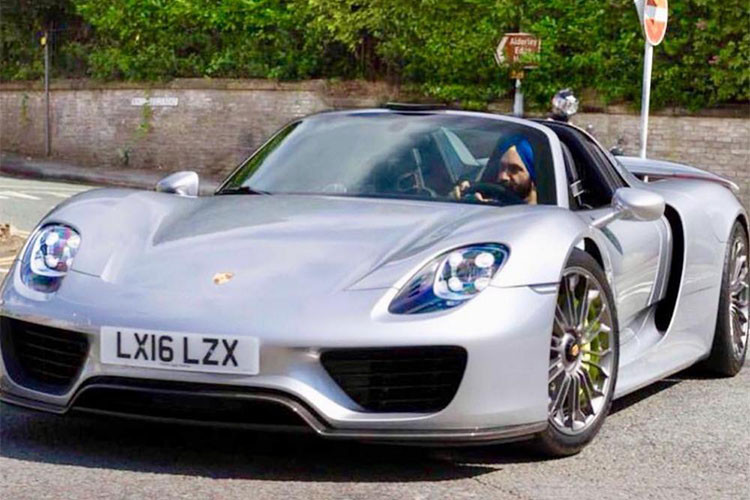 Ngoài bộ sưu tập 7 chiếc siêu xe sang Rolls-Royce màu khăn quấn đầu, Singh còn sở hữu trong tay một số chiếc xe đắt tiền khác như Ferrari F12, Bugatti Veyron, Lamborghini Huracan và Porsche 918 Spyder.