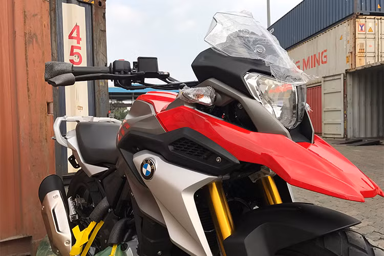 G310GS mới là kết quả từ sự hợp tác giữa hãng xe xứ Bavaria và TVS của Ấn Độ. Chiếc chiếc xe đa dụng cỡ nhỏ này lấy cảm hứng từ đàn anh môtô phân khối lớn R1200GS, thuộc thế hệ môtô phân khối nhỏ với mức giá cạnh tranh đầu tiên của nhà sản xuất BMW Motorrad đến từ Đức.