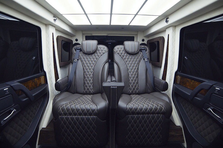 Nhờ được mở rộng kích thước nên chiếc SUV hạng sang Mercedes-AMG G63 sở hữu một không gian nội thất rộng rãi hơn. Toàn bộ nội thất được thiết kế và làm lại hoàn toàn, hơn một nửa không gian cabin được bọc vải Alcantara và da cao cấp được may với chỉ may đặc biệt có độ bền cao.