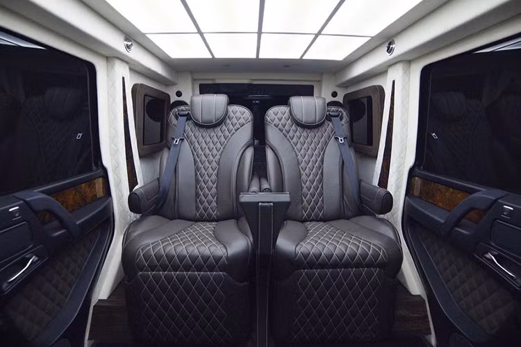 Nhờ được mở rộng kích thước nên chiếc SUV hạng sang Mercedes-AMG G63 sở hữu một không gian nội thất rộng rãi hơn. Toàn bộ nội thất được thiết kế và làm lại hoàn toàn, hơn một nửa không gian cabin được bọc vải Alcantara và da cao cấp được may với chỉ may đặc biệt có độ bền cao.