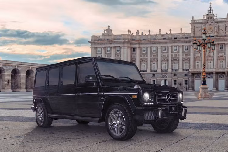 Để sở hữu một chiếc G-Class với nội thất tiện nghi cao cấp cũng như khả năng bảo vệ tối đa, người mua xe cần chi số tiền khoảng 1,2 triệu USD (khoảng 28 tỷ đồng). Đây là mẫu xe phù hợp với những yếu nhân, những nhân vật có tầm ảnh hưởng lớn, hay những doanh nhân giàu có.