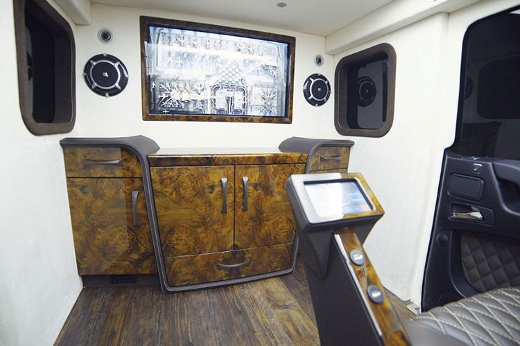 Hãng độ INKAS® đến từ Canada cũng đã loại bỏ hàng ghế thứ 2 nguyên bản trên xe và thay thế bằng loại ghế hạng thương gia mới có đủ các chức năng thư giãn. Trang bị tivi độ phân giải cao 4K, tích hợp kết nối Apple TV và điều khiển bằng giọng nói thông qua trợ lý Siri.