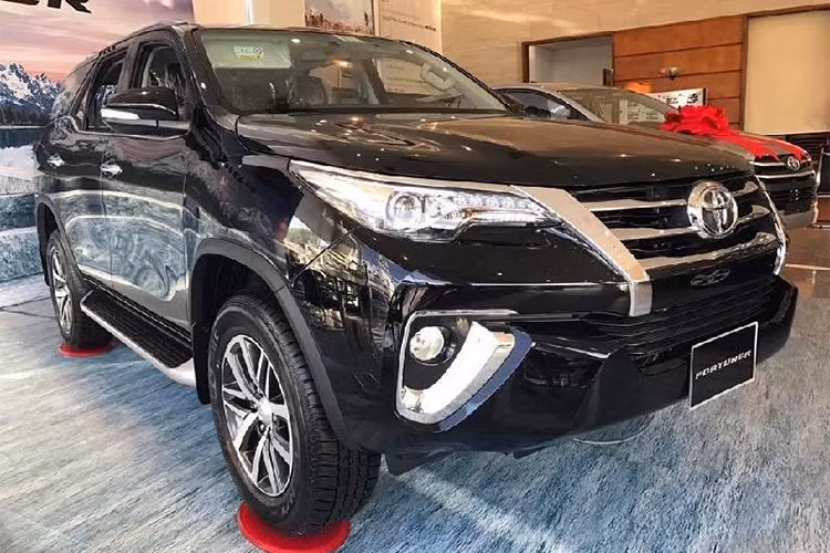 Nguyên nhân trực tiếp Toyota Fortuner sụt giảm doanh số được lý giải do Nghị định 116 ban hành về quy định nhập khẩu ôtô đã ảnh hưởng trực tiếp đến xe nhập khẩu về Việt Nam trong đó có Fortuner bởi mẫu xe này nhập từ Indonesia - chính vì vây, trong tháng 2/2018 vừa qua xe chỉ có 3 xe bán ra do "khan hàng" đi kèm mức "kênh giá" từ đại lý.