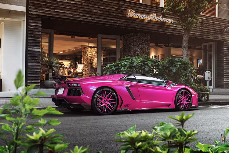 Siêu xe này được lắp thêm bộ mâm Forgiato S202 với bảy chấu kép sơn màu hồng đồng màu với thân xe và vành màu đen. Nhìn chung, tất cả chỉ là màu hồng này đã khiến cho "siêu bò" trở nên dịu dàng hẳn. Nói gì thì nói, chiếc xe chắc chắn nổi bật ở mọi nơi mà nó lăn bánh tới. 