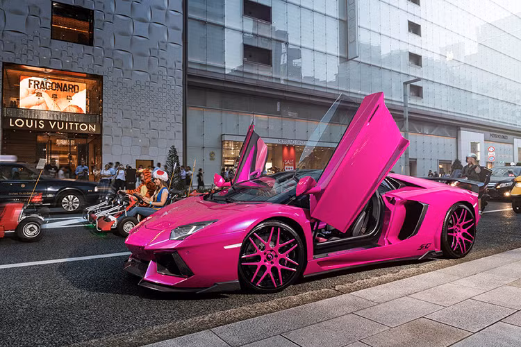 Chiếc Lamborghini trong bài là một chiếc LP720-4 đặc biệt, nó thuộc phiên bản được sản xuất nhân kỷ niệm 50 năm thành lập hãng. Chiếc xe này nằm ở khoảng giữa phiên bản LP700-4 và LP750-4 SuperVeloce (hoặc LP740-4 S sửa đổi) thuộc quyền sở hữu của một dân chơi Tokyo.