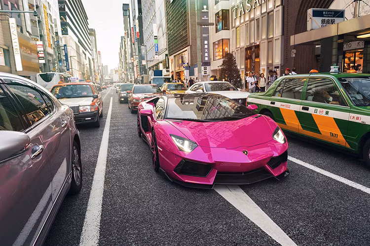 Nhiều người yêu xe trên Thế giới mong chờ được "chạm mặt" một chiếc siêu xe Lamborghini, đặc biệt màu hồng lại càng hiếm. Tuy nhiên cánh phóng viên chuyên săn ảnh siêu xe tại Nhật Bản chắc cũ đã phát chán khi lên tiếng bóng gió về những chiếc Lamborghini Aventador màu hồng bởi số lượng siêu bò độ màu này đã tăng lên khá nhiều tại Tokyo. 