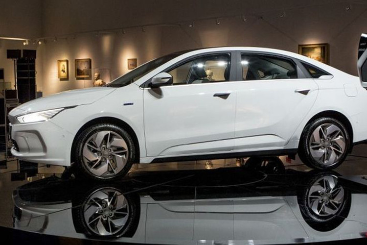 Công ty sản xuất ôtô của Trung Quốc khẳng định rằng GE11 đã được thiết kế để làm nổi bật vai trò một phương tiện không xả khí thải của nó, dựa trên một ý tưởng mới đối với xe điện hoàn toàn mà có tính “đa chiều, lưu động và sống động” – mặc dù chiếc xe vẫn có kiểu thiết kế “vũ trụ mở rộng” đặc trưng của nhãn hiệu.