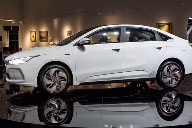 Công ty sản xuất ôtô của Trung Quốc khẳng định rằng GE11 đã được thiết kế để làm nổi bật vai trò một phương tiện không xả khí thải của nó, dựa trên một ý tưởng mới đối với xe điện hoàn toàn mà có tính “đa chiều, lưu động và sống động” – mặc dù chiếc xe vẫn có kiểu thiết kế “vũ trụ mở rộng” đặc trưng của nhãn hiệu.