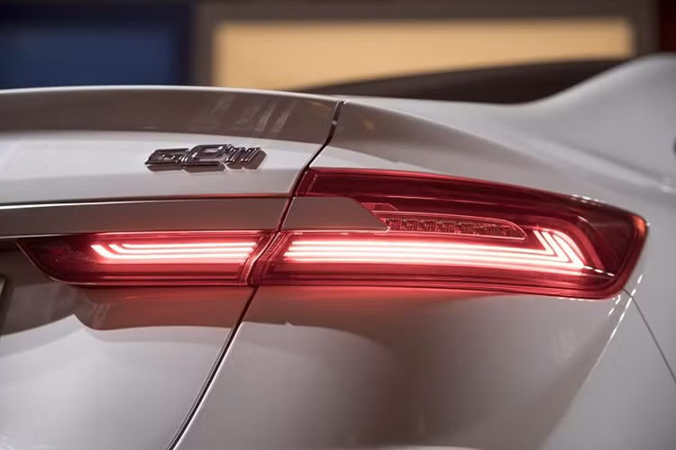 Về phần đuôi xe Geely GE1 chạy điện mới, có thể thấy rằng nó có cụm đèn hậu hình chữ C rất gọn gàng và sắc nét, kết hợp với một sọc ngang chạy dài hết đuôi xe. Bộ la-zăng hợp kim 5 chấu bóng loáng khiến xe trở nên cá tính hơn và đóng góp vào hệ số lực cản thấp chỉ 0,24.