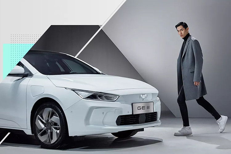 Không có lưới tản nhiệt truyền thống, thiết kế vòng đồng tâm giờ đây đã mở rộng ra toàn bộ tấm ốp mặt trước, một chi tiết lấy từ mẫu Concept Icon. Hai cụm đèn pha mỏng được giới thiệu là kéo dài theo nghĩa đen để trông giống như “lưỡi dao ánh sáng” và vòng ra tận bên sườn của xe.