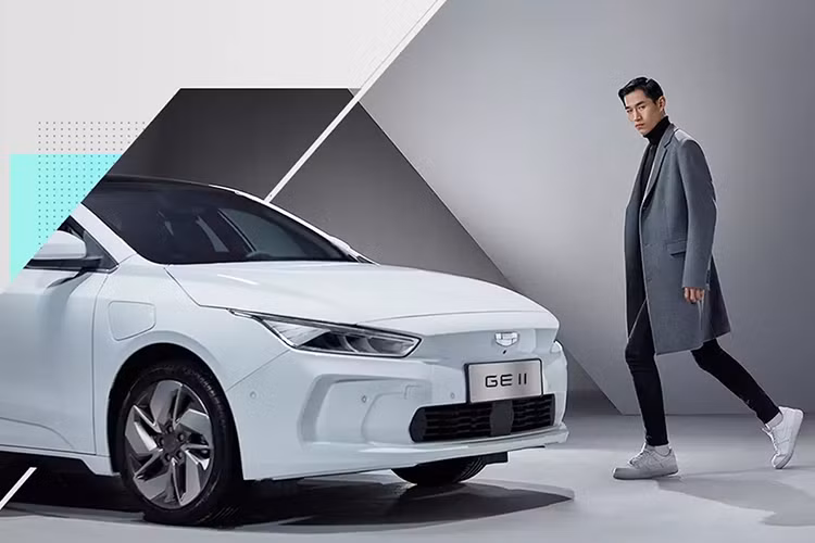 Không có lưới tản nhiệt truyền thống, thiết kế vòng đồng tâm giờ đây đã mở rộng ra toàn bộ tấm ốp mặt trước, một chi tiết lấy từ mẫu Concept Icon. Hai cụm đèn pha mỏng được giới thiệu là kéo dài theo nghĩa đen để trông giống như “lưỡi dao ánh sáng” và vòng ra tận bên sườn của xe.