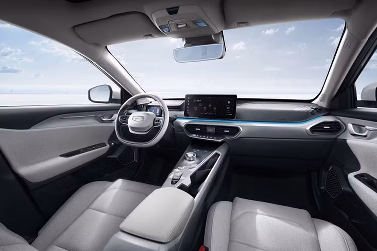 Bên trong, tính đơn giản thậm chí còn thực hiện một cách cực đoan hơn, với một mặt táp-lô chia lớp và một cụm điều khiển trung tâm bất đối xứng. Các màn hình hiển thị thông trường đã được định cỡ lại để mang đến một trải nghiệm lái độc đáo, màn hình trung tâm đã lớn đến 12.3-inch, trong khi bảng đồng hồ tín hiệu bị co lại thành một màn hình nổi nhỏ bé.