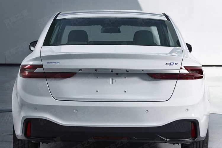 Phía bên sườn xe cũng có những yếu tố thiết kế khác biệt so với những mẫu xe Geely thông thường, với những đường gân nổi bật. Phía trên nóc xe là một trần kính nhìn toàn cảnh tiếp nối sự trơn mượt của kính chắn gió phía trước. Đồng thời, xe cũng áp dụng thiết kế tay nắm cửa kín mà sẽ lồi ra ngoài khi người dùng tiếp cận đến.