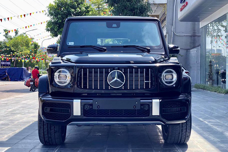 Về thiết kế tổng thể, mẫu Mercedes-AMG G63 2019 phiên bản thông thường mới cập bến Việt Nam không có sự khác biệt nào quá rõ rệt so với phiên bản Edition-1. Xe vẫn nổi bật với ngoại hình to lớn và rất hầm hố, kết hợp cùng những đường gấp khoẻ khoắn đặc trưng của dòng G-Class.
