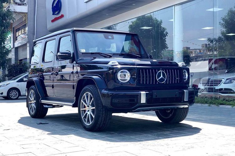 Ngoài phiên bản thường, Mercedes-AMG G63 Edition 1 2019 hiện cũng đã xuất hiện khá nhiều trên đường phố Việt và được cũng cấp bởi các nhà nhập khẩu không chính hãng. Mặc dù chưa được công bố, nhưng G63 Edition 1 2019 được đồn bán ra khoảng hơn 12 tỷ tại đại lý tư nhân.