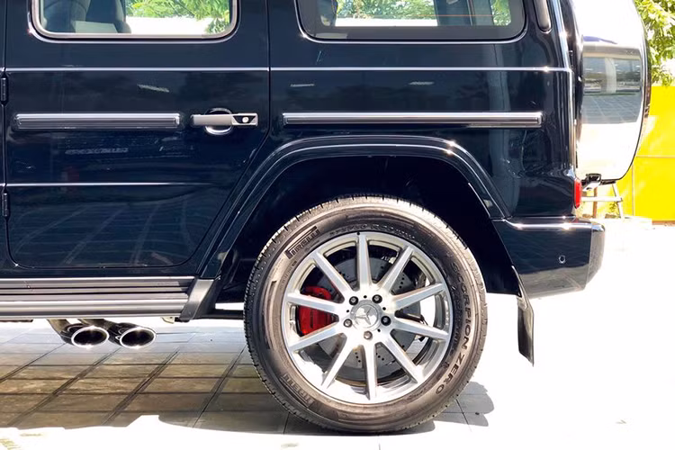 Xe cũng được cung cấp ống xả kép thể thao AMG nằm bên sườn trái. Điểm khác biệt có thể nhận thấy bằng mắt trên bản thường và bản Edition-1 của G63 2019 chính nằm ở những trang bị đi theo xe. Nếu như ở phiên bản Edition-1, mọi chi tiết trang trí trên xe như ốp gương, bộ vành, logo... đều được tạo hình từ 2 màu sắc đỏ - đen quyến rũ thì trên bản thường, gam màu này đã không còn xuất hiện.