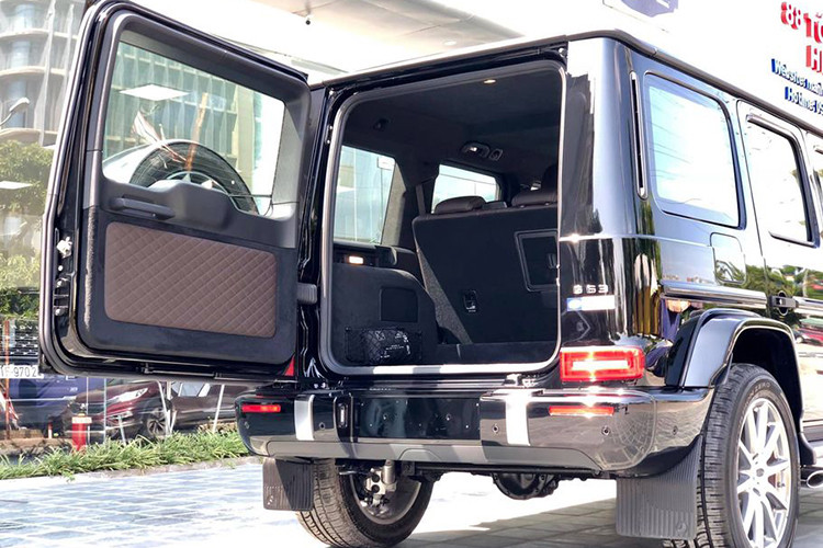 Sức mạnh được truyền tới cả 4 bánh thông qua hộp số tự động AMG Speedshift Plus 9 cấp. Nhờ đó, chiếc SUV hạng sang Mercedes-AMG G63 2019 có thể tăng tốc từ vị trí xuất phát lên 100 km/h trong thời gian 4,5 giây trước khi đạt vận tốc tối đa 220 km/h.