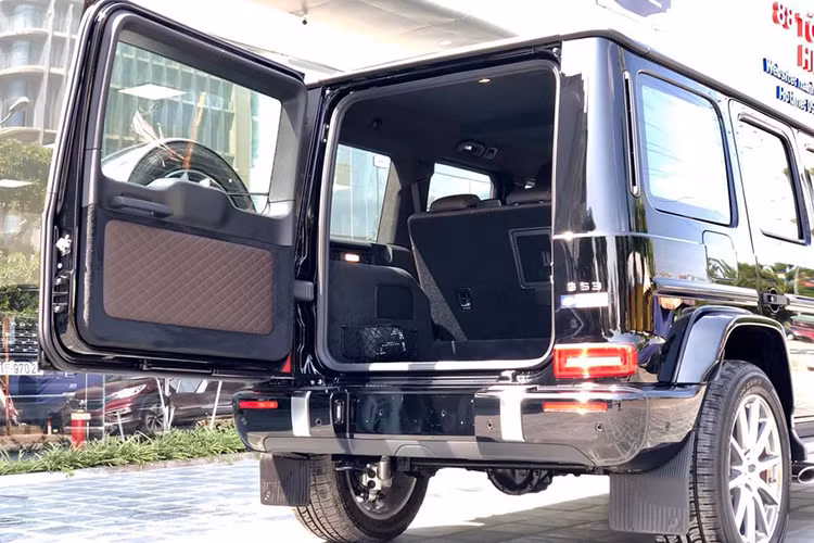 Sức mạnh được truyền tới cả 4 bánh thông qua hộp số tự động AMG Speedshift Plus 9 cấp. Nhờ đó, chiếc SUV hạng sang Mercedes-AMG G63 2019 có thể tăng tốc từ vị trí xuất phát lên 100 km/h trong thời gian 4,5 giây trước khi đạt vận tốc tối đa 220 km/h.