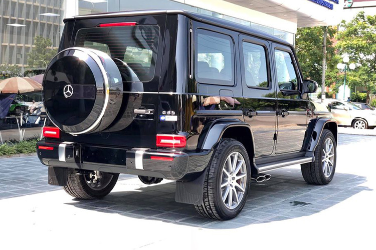 Đuôi xe Mercedes-AMG G63 vốn dĩ được nhiều người mê xe nhận biết được đây là phiên bản của năm 2019 do đèn hậu thiết kế lại, cản va trước sửa đổi... các chi tiết ngoại thất cũng không còn vuông như trước. G63 còn được trang bị hệ thống treo độc lập phía trước và hệ thống treo liên kết 5 điểm phía sau, cho khả năng off-road và xử lý khi vào cua tốt hơn, đồng thời tận dụng tối ưu sức mạnh từ động cơ.