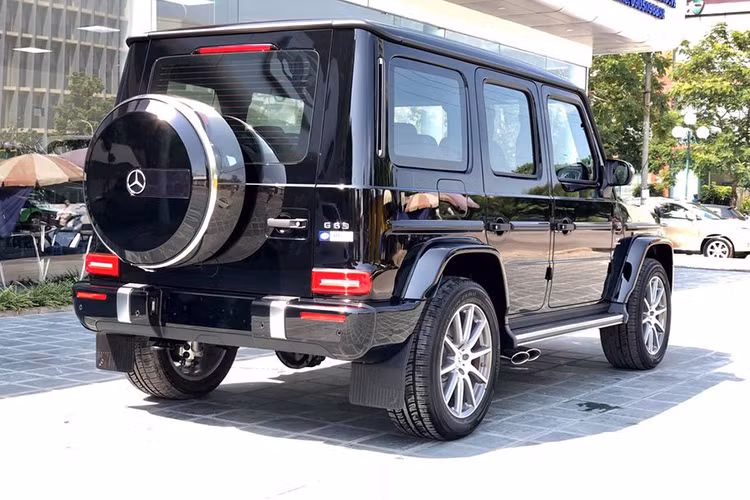 Đuôi xe Mercedes-AMG G63 vốn dĩ được nhiều người mê xe nhận biết được đây là phiên bản của năm 2019 do đèn hậu thiết kế lại, cản va trước sửa đổi... các chi tiết ngoại thất cũng không còn vuông như trước. G63 còn được trang bị hệ thống treo độc lập phía trước và hệ thống treo liên kết 5 điểm phía sau, cho khả năng off-road và xử lý khi vào cua tốt hơn, đồng thời tận dụng tối ưu sức mạnh từ động cơ.