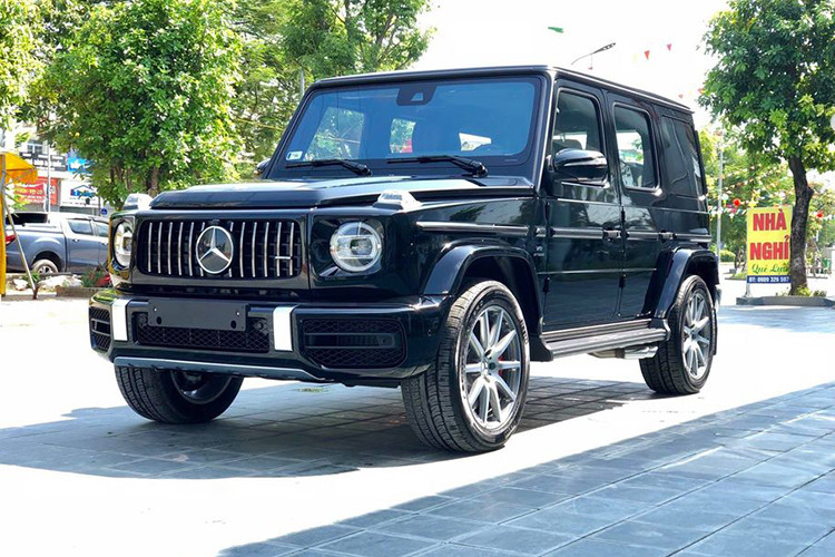 Mới đây, một công ty nhập khẩu tư nhân tại Hà Nội vừa đưa về nước chiếc Mercedes-AMG G63 đời 2019 hoàn toàn mới. Khác với những chiếc xe G63 2019 Edition-1 trước đó tại Việt Nam, chiếc G63 2019 này lại thuộc phiên bản thông thường, nghĩa là biến thể sản xuất thương mại với số lượng lớn chứ không phải phiên bản đặc biệt.