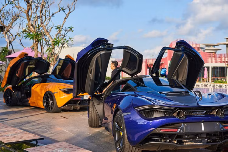 Mclaren 720S sử dụng khối động cơ V8, tăng áp kép, dung tích 4.0 lít nhưng tạo ra công suất tối đa lên đến 720 mã lực tại vòng tua máy 7.000 vòng/phút và mô-men xoắn cực đại 770 Nm tại vòng tua máy 5.500 vòng/phút.