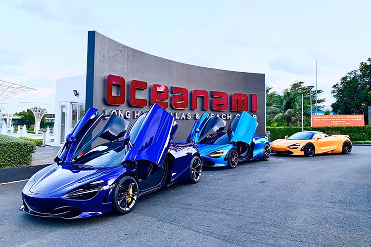 Vừa qua, Dàn siêu xe đắt tiền của các đại gia Sài Gòn bất ngờ xuất hiện tại Vũng Tàu. Điều đáng chú ý ở đây chính là lần đầu tiên tại Việt Nam xuất hiện hình ảnh về ba chiếc siêu xe McLaren 720S tung cánh cạnh nhau.