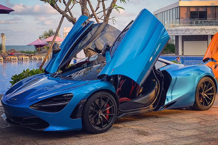 Thực tế, chiếc siêu xe McLaren 720S màu xanh này mới được chủ nhân cho dán đổi màu bằng đề-can. Nguyên bản xe có màu sơn đỏ Memphis và từng đi tiền trạm Asean Rally 2020 hơn 4.000 km về trong cuối tháng 9 vừa qua. Sau khi chạy xuyên qua ba nước Đông Nam Á khác là Lào, Thái Lan và Campuchia, chiếc siêu xe McLaren 720S này được chủ nhân bán lại cho một thành viên còn khá trẻ tuổi trong nhóm Car Passion.