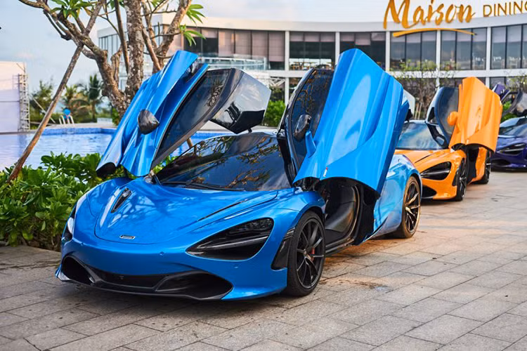 Động cơ kết hợp với hộp số SSG ly hợp kép 7 cấp giúp McLaren 720S có thể tăng tốc từ vị trí xuất phát lên 100 km/h chỉ trong thời gian 2,9 giây và giảm tốc từ 100-0 km/h trong 2,8 giây. Tốc độ tối đa của siêu xe McLaren 720S là 341 km/h. Giá bán của Mclaren 720S tại Việt Nam ở thời điểm này ở mức trên 22 tỷ đồng tùy vào phiên bản cấu hình xe.