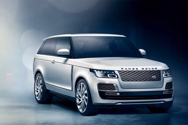 Hệ thống treo được điều chỉnh để giúp người lái tập trung hơn trên các phiên bản Range Rover tiêu chuẩn, có thể hạ thấp chiều cao xe xuống 8mm mà vẫn đảm bảo sự vững chãi và thoải mái cho người ngồi trên xe. Xe cũng có khả năng lội nước sâu tới 900mm và sức kéo tối đa lên tới 3,5 tấn. Xe sẽ được khởi bán từ quý 4 năm 2018 với giá từ 240.000 bảng (khoảng 7,58 tỷ đồng) tại thị trường Anh quốc.