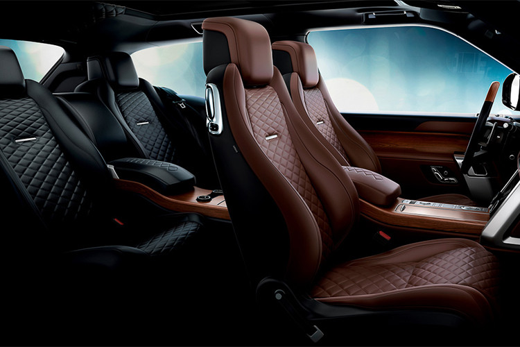 Từng chiếc SV Coupé sẽ được lắp ráp thủ công bởi các chuyên gia tài năng của Trung tâm Kỹ thuật thuộc Bộ phận Sản xuất Phiên bản Đặc biệt theo đặt hàng riêng của khách. Đây cũng là mẫu xe đầu tiên dòng Range Rover được sản xuất theo quy cách này. Xe có tới 4 loại phối màu nội thất tương phản từ trước ra sau hoặc nhiều loại màu đơn tùy thích.