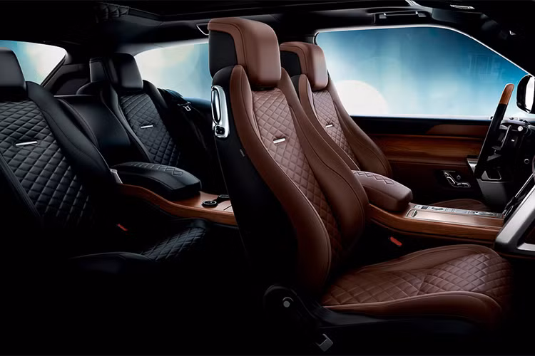 Từng chiếc SV Coupé sẽ được lắp ráp thủ công bởi các chuyên gia tài năng của Trung tâm Kỹ thuật thuộc Bộ phận Sản xuất Phiên bản Đặc biệt theo đặt hàng riêng của khách. Đây cũng là mẫu xe đầu tiên dòng Range Rover được sản xuất theo quy cách này. Xe có tới 4 loại phối màu nội thất tương phản từ trước ra sau hoặc nhiều loại màu đơn tùy thích.