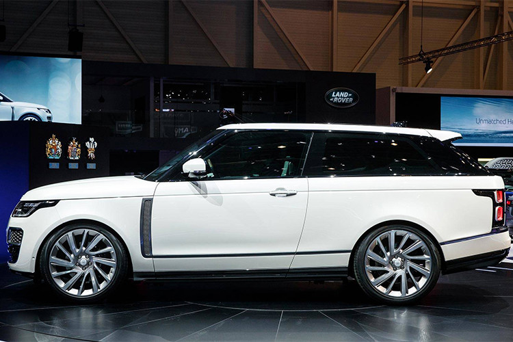Trần xe kiểu mái che floating roof, thân kéo thẳng khỏe khoắn vuốt lại ở phần đuôi thon gọn là những đặc điểm nhận dạng mang tính DNA dòng xe Range Rover, nhưng đồng thời lại được bố cục một cách độc đáo riêng. Thiết kế cửa kính không khung đóng mở bằng điện mang lại vẻ đẹp sang trọng và ấn tượng cho SV Coupé. 