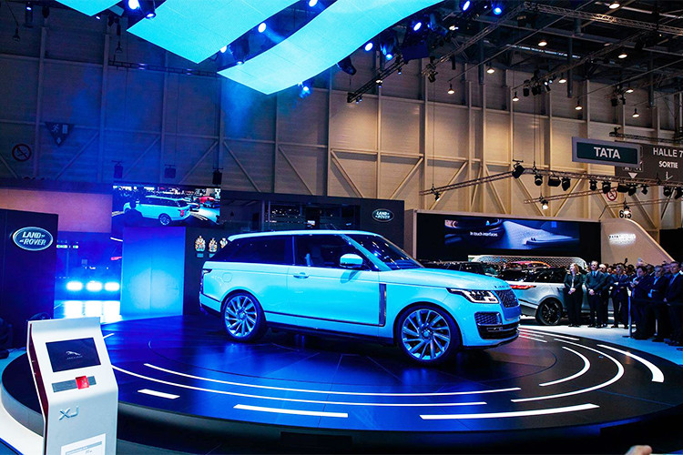 Hãng Land Rover vừa mang đến triển lãm Geneva Motor Show 2018 chiếc xe Range Rover SV Coupe hoàn toàn mới, để chuẩn bị cho ngày khai mạc. Được biết, Range Rover SV Coupe ra đời nhằm tôn vinh những mẫu SUV 2 cửa của hãng vào những năm 1970 thế kỷ trước.