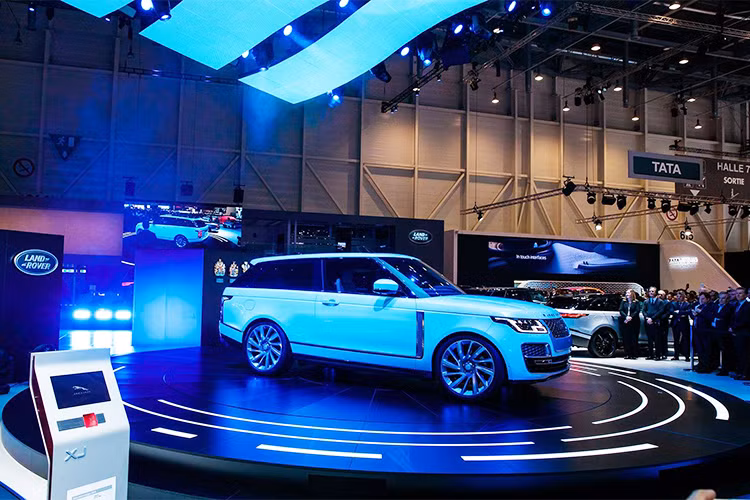 Hãng Land Rover vừa mang đến triển lãm Geneva Motor Show 2018 chiếc xe Range Rover SV Coupe hoàn toàn mới, để chuẩn bị cho ngày khai mạc. Được biết, Range Rover SV Coupe ra đời nhằm tôn vinh những mẫu SUV 2 cửa của hãng vào những năm 1970 thế kỷ trước.