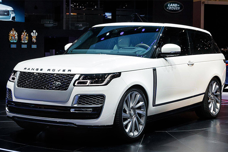 Ngoại hình chiếc SUV hạng sang xe sang Range Rover SV Coupé vẫn mang kiểu dáng giống “người anh em” Range Rover ra mắt vào tháng 10 năm ngoái. Xe chỉ có 2 cửa, thiết kế cửa trước kéo dài, bổ sung khe thoát gió ở sau hốc bánh trước và phần mái vuốt dốc về phía sau.