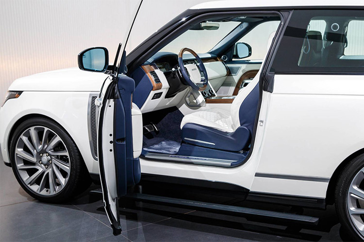 Lưới tản nhiệt chia làm hai phần kiểu mới với phần lưới sau Brunel Metallic tiếp nối phần lưới trước mạ Chrom sáng và viền kim loại màu bạc Satin Indus. Riêng phần biểu tượng Range Rover trên nắp ca-po và cốp sau mạ Chrome sáng và màu đen Black Knurled được làm thủ công tại khu chế tác trang sức Birmingham.