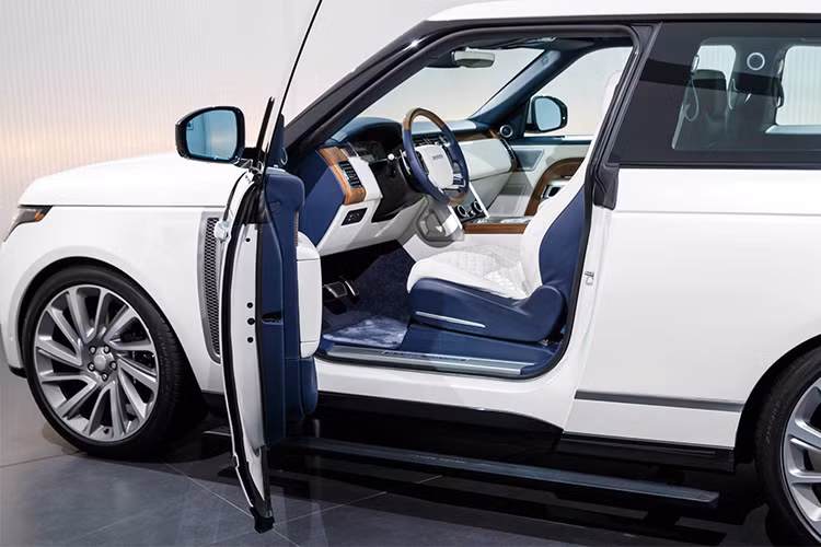 Lưới tản nhiệt chia làm hai phần kiểu mới với phần lưới sau Brunel Metallic tiếp nối phần lưới trước mạ Chrom sáng và viền kim loại màu bạc Satin Indus. Riêng phần biểu tượng Range Rover trên nắp ca-po và cốp sau mạ Chrome sáng và màu đen Black Knurled được làm thủ công tại khu chế tác trang sức Birmingham.