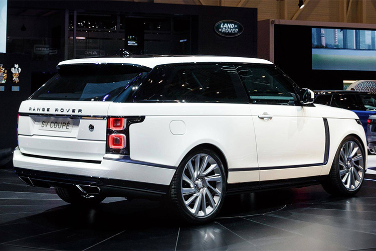 Kết hợp với trần xe cửa sổ trời panoramic đưa ánh sáng tràn ngập trong ca-bin, khơi gợi cảm giác khoáng đạt và khi ngồi trên xe. Trừ nắp ca-po và phần dưới cốp sau, toàn bộ phần khung ngoại thất của chiếc xe SV Coupé 2 cửa đều là những tấm nhôm mới, bao gồm cả phần cản trước và sau.