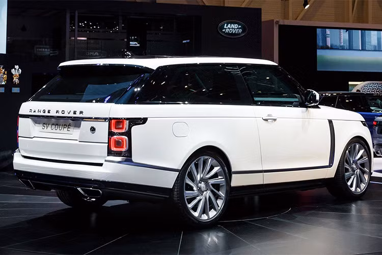 Kết hợp với trần xe cửa sổ trời panoramic đưa ánh sáng tràn ngập trong ca-bin, khơi gợi cảm giác khoáng đạt và khi ngồi trên xe. Trừ nắp ca-po và phần dưới cốp sau, toàn bộ phần khung ngoại thất của chiếc xe SV Coupé 2 cửa đều là những tấm nhôm mới, bao gồm cả phần cản trước và sau.