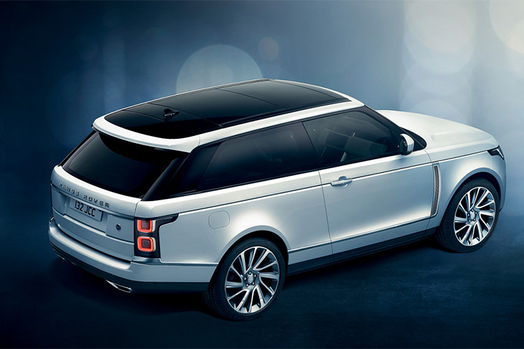 Hệ dẫn động bốn bánh thường xuyên với hộp số phụ hai cấp số và chức năng Chủ động khóa vi sai cầu sau đảm bảo cho xe vận hành trên mọi địa hình, thêm hỗ trợ từ Hệ thống Phản ứng địa hình 2 lập trình các chế độ lái Dynamic, Eco, Comfort trên nền địa hình khác nhau như Cỏ/Sỏi/Tuyết, Bùn và Đất lún, Cát và Đá hộc.