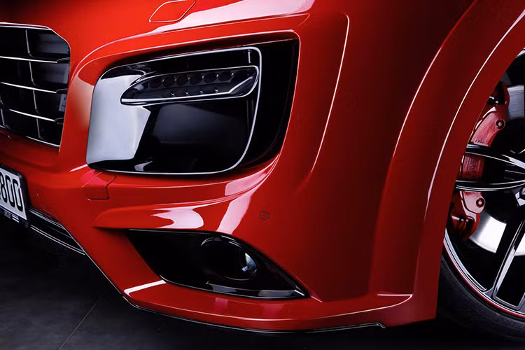 Một dải đèn LED chiếu sáng ban ngày cùng một bộ đèn sương mù cực mạnh làm tăng vẻ mạnh mẽ cho chiếc xe.