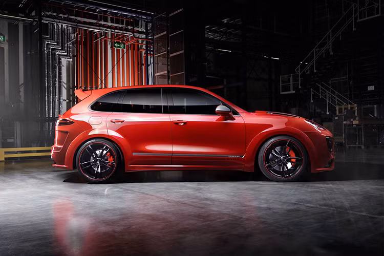 Porsche Cayenne Magnum cũng được hãng độ TechArt mở rộng hốc bánh xe cùng hốc hút gió hai bên hông.