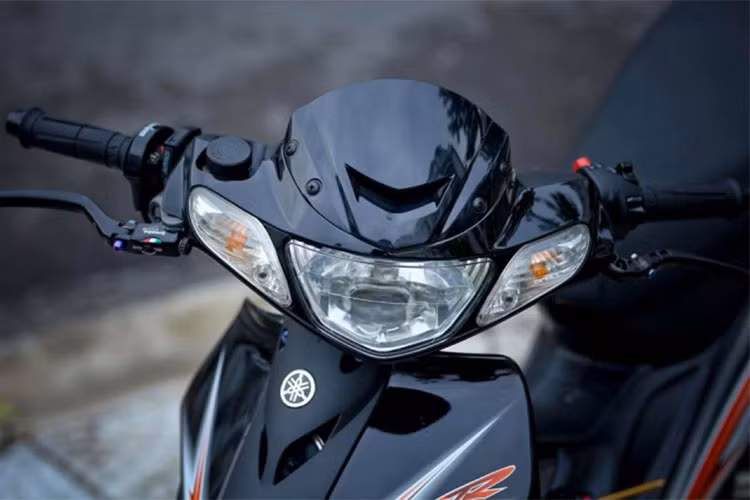 Trong bài viết này là những hình ảnh của một chiếc xe máy côn tay cỡ nhỏ Yamaha Z125 đời 2015 được chủ nhân là một biker Vĩnh Long đầu tư trang bị cho hàng loạt đồ chơi "hàng hiệu", trong số đó nhiều món có nguồn gốc từ xe đua có giá trị cao trên thị trường hiện nay.