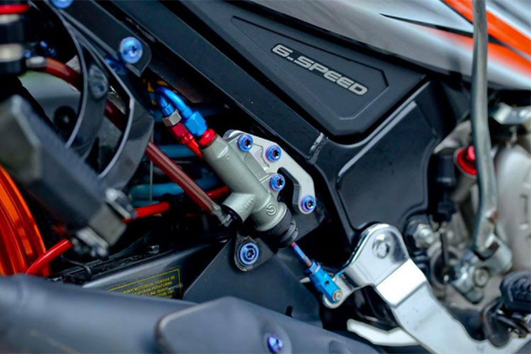 Ngoài ra, nhằm tạo lực dầu đầy đủ cho heo phanh đĩa sau chủ xe cũng đã trang bị thêm pen đạp Brembo CNC lại pat treo pen và canh chỉnh sau cho lực phanh được ổn định và nhẹ nhàng nhất khi sử dụng.