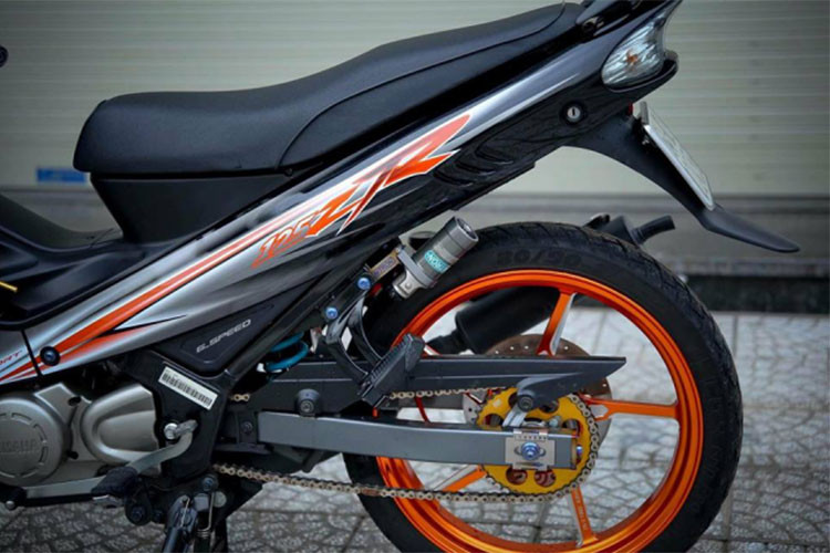 Hệ thống treo sau sử dụng phuộc Nitron bình dầu rời một thương hiệu chuyên sản xuất phuộc nhún cho xe máy đến từ Anh Quốc nhưng thương hiệu này lại khá được ưa chuộng ở Mỹ và Nhật Bản - Bên cạnh giảm xóc sau có một thứ còn giá trị hơn đó là bộ mâm Racingboy CNC 5 cây.